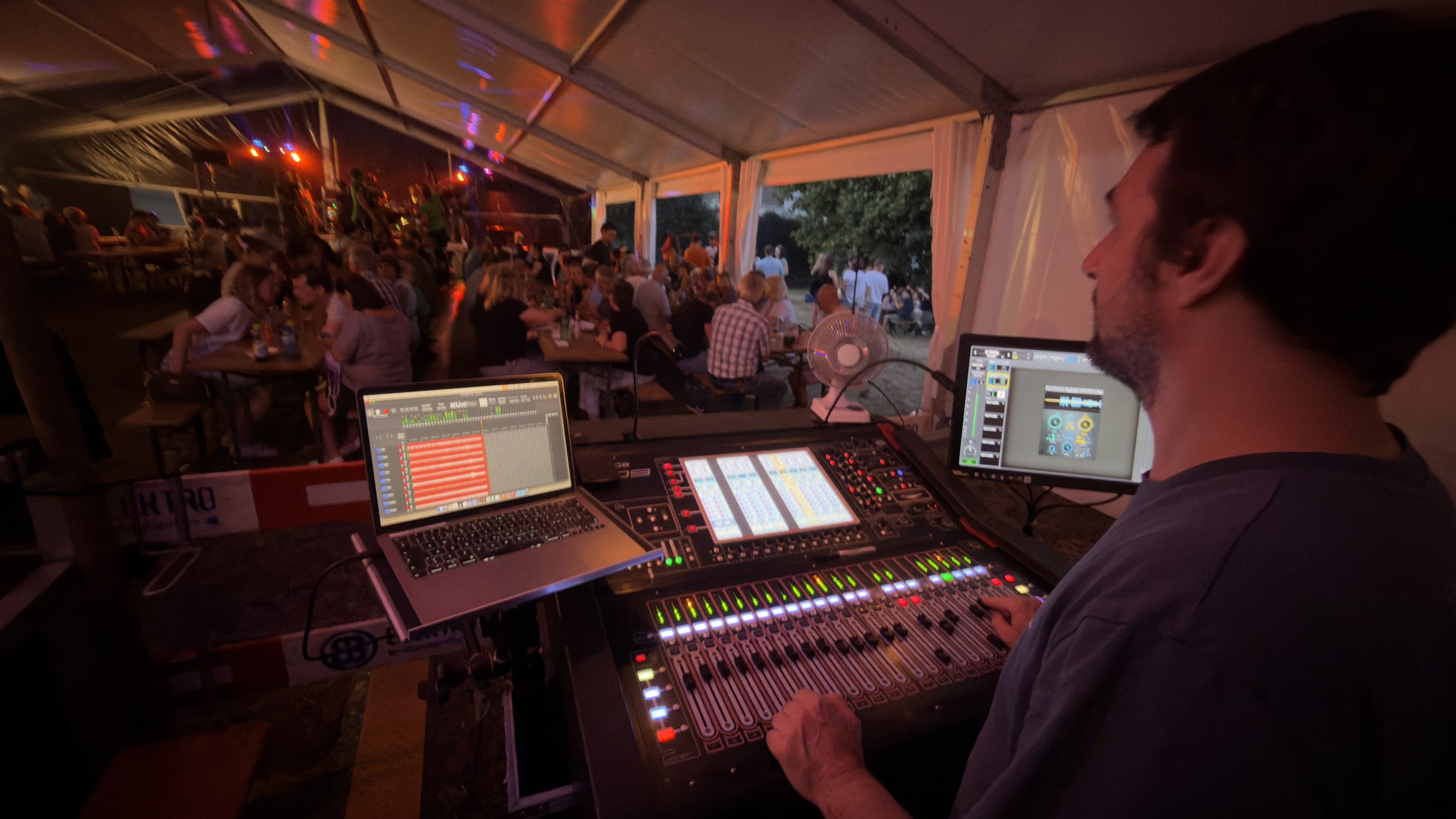 Beat Luginbühl am FOH-Mischpult