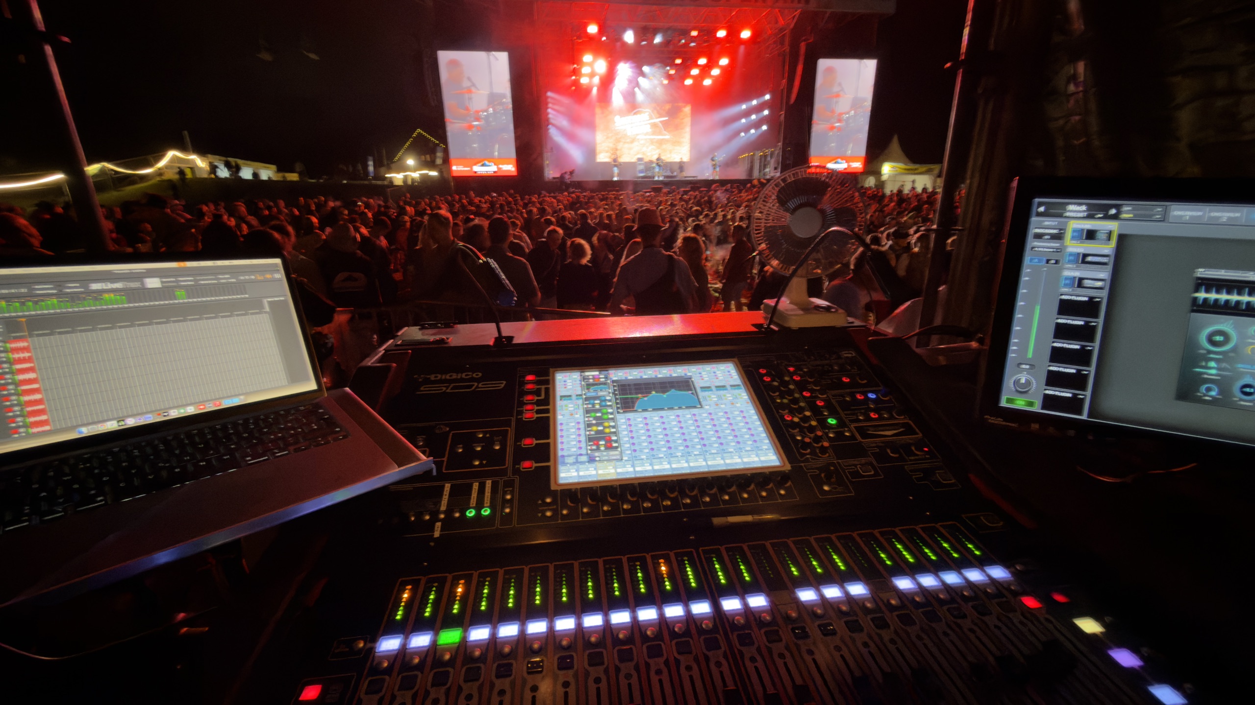 Beleuchtete Open-Air-Bühne mit Publikum aus der FOH-Perspektive